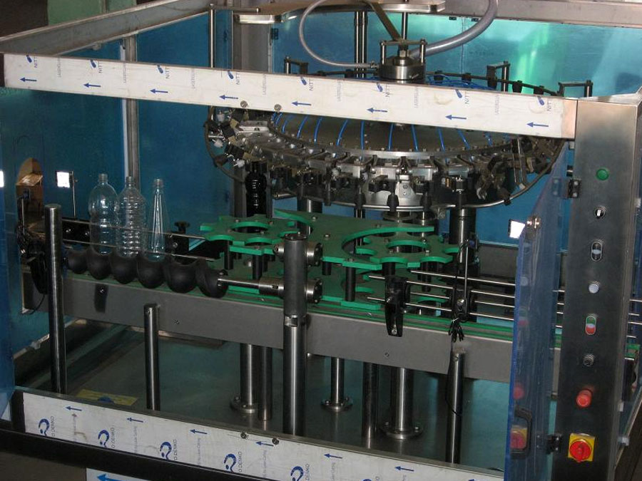mašinų ir įrangos, skirtos gėrimų ir skysčių išpilstymui, gamybinės remonto paslaugos Lenkija