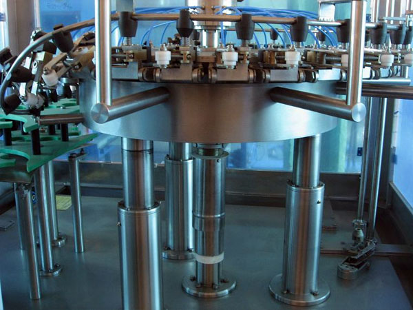 mašinų ir įrangos, skirtos gėrimų ir skysčių išpilstymui, gamybinės remonto paslaugos Lenkija