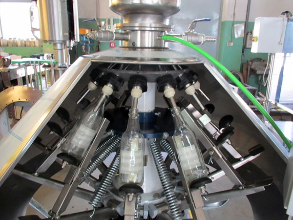 mašinų ir įrangos, skirtos gėrimų ir skysčių išpilstymui, gamybinės remonto paslaugos Lenkija