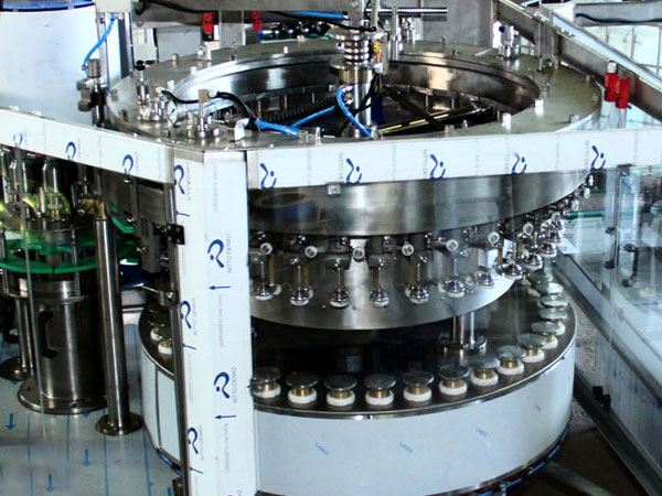 mašinų ir įrangos, skirtos gėrimų ir skysčių išpilstymui, gamybinės remonto paslaugos Lenkija