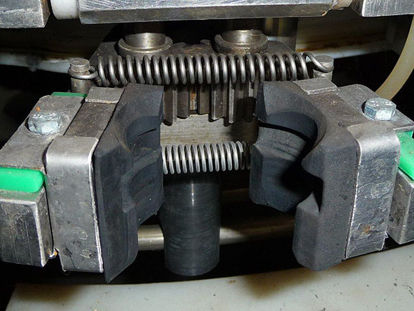 mašinų ir įrangos, skirtos gėrimų ir skysčių išpilstymui, gamybinės remonto paslaugos Lenkija