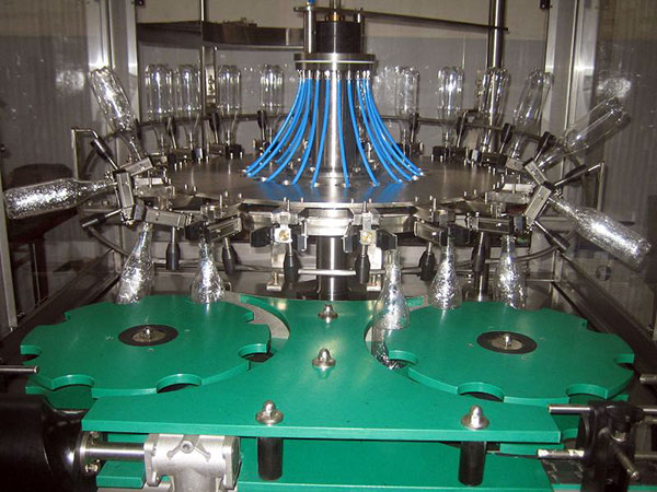 mašinų ir įrangos, skirtos gėrimų ir skysčių išpilstymui, gamybinės remonto paslaugos Lenkija