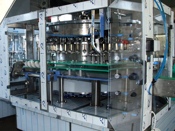 mašinų ir įrangos, skirtos gėrimų ir skysčių išpilstymui, gamybinės remonto paslaugos Lenkija