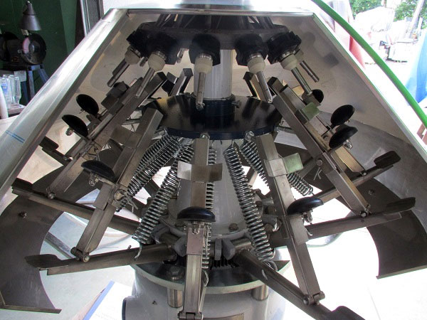 mašinų ir įrangos, skirtos gėrimų ir skysčių išpilstymui, gamybinės remonto paslaugos Lenkija